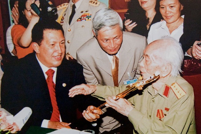 Năm 2006, trong chuyến thăm Việt Nam, Tổng thống Venezuela Hugo Chavez đã tặng Đại tướng Võ Nguyên Giáp phiên bản thanh bảo kiếm của anh hùng Simón Bolívar - Ảnh tư liệu.