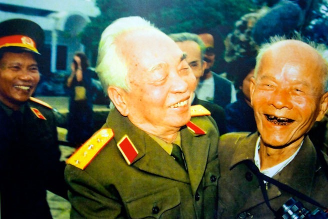 Đại tướng Võ Nguyên Giáp và ông Bùi Duy Ly, phóng viên ảnh chiến trường, báo Quân đội Nhân dân - Ảnh tư liệu.