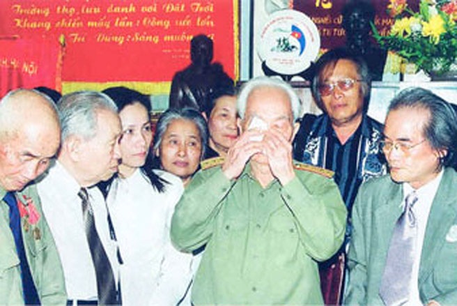 Đại tướng xúc động khi gặp lại đồng đội cũ, năm 2006 - Ảnh: Nhà báo, đại tá Trần Hồng.