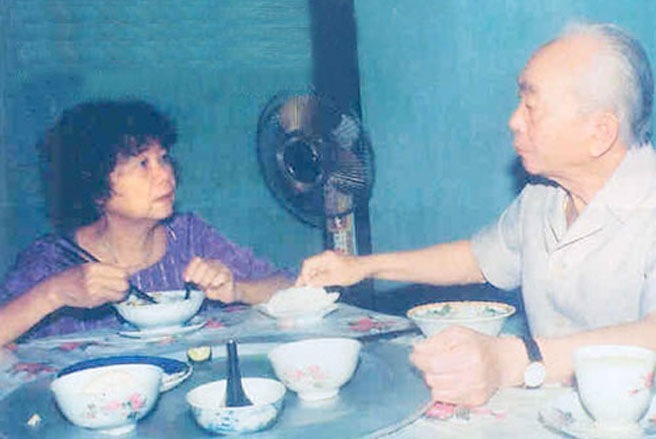 Đại tướng Võ Nguyên Giáp và người bạn đời trong bữa cơm đời thường, năm 1994 - Ảnh: Nhà báo, đại tá Trần Hồng.