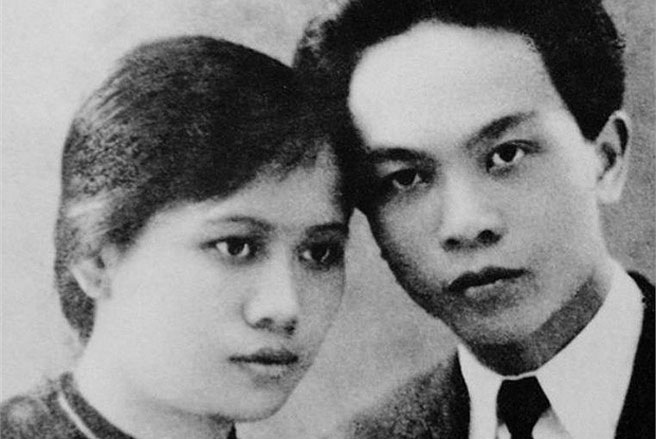 Đại tướng và người vợ đầu, bà Nguyễn Thị Quang Thái trong một lần chụp ảnh tại Hà Nội. Bà Quang Thái là em nhà cách mạng Nguyễn Thị Minh Khai và là thân mẫu của tiến sĩ Võ Hồng Anh. Bà sinh năm 1915, hy sinh năm 1944 - Ảnh tư liệu.