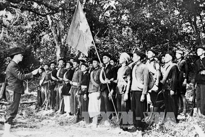 Đại tướng Võ Nguyên Giáp đọc quân lệnh số 1 - quyết định thành lập Đội Việt Nam tuyên truyền giải phóng quân, ngày 22/12/1944 - Ảnh tư liệu.