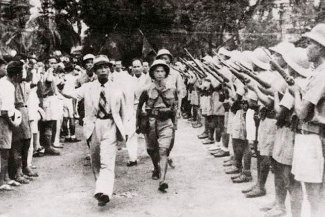Ngày 26/8/1945, Đại tướng Võ Nguyên Giáp duyệt binh lần đầu ở Hà Nội sau khi giành được chính quyền - Ảnh tư liệu.