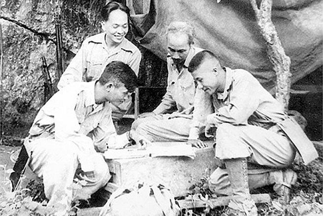Chủ tịch Hồ Chí Minh, Đại tướng Võ Nguyên Giáp cùng Trung đoàn trưởng Thái Dũng và Tiếu đoàn trưởng Dũng Mã nghiên cứu sơ đồ tác chiến chiến dịch Biên Giới.
