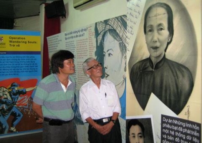 Ông Vũ Năng Luyện và người thân bên chân dung mẹ mình - Bà mẹ Việt Nam Anh hùng Phan Thị Diễn