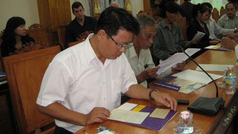 Nhà báo Đặng Trường Sơn nhận lại hai lá thư của cha mình, nhà văn - nhà báo Hà Giao