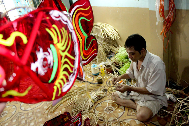 Khung đ&egrave;n lồng được l&agrave;m bằng nan tre, nứa tạo đường n&eacute;t mềm mại cho chiếc đ&egrave;n