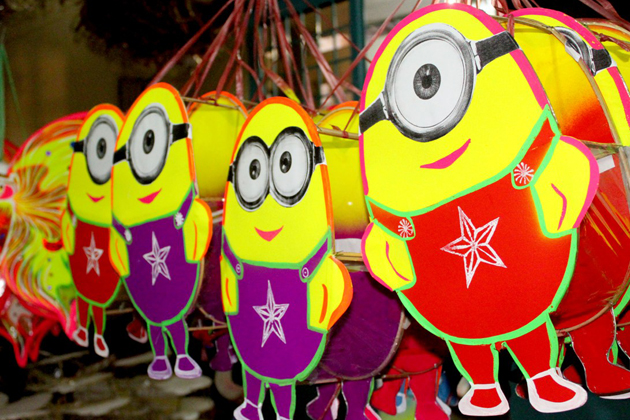 Ngo&agrave;i những kiểu đ&egrave;n truyền thống, c&ograve;n c&oacute; những kiểu đ&egrave;n l&agrave;m theo h&igrave;nh c&aacute;c nh&acirc;n vật hoạt h&igrave;nh nổi tiếng m&agrave; c&aacute;c em thiếu nhi y&ecirc;u th&iacute;ch