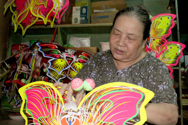 B&agrave; Nguyễn Thị Tọa ở X&oacute;m Đạo, Ph&uacute; B&igrave;nh đ&atilde; hơn 40 năm l&agrave;m đ&egrave;n lồng. ẢNh: VGP/Đỗ Cường