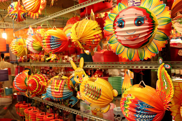 Ngo&agrave;i đ&egrave;n lồng giấy b&oacute;ng k&iacute;nh th&igrave; c&ograve;n c&oacute; đ&egrave;n lồng l&agrave;m bằng giấy với nhiều h&igrave;nh th&ugrave; ngộ nghĩnh