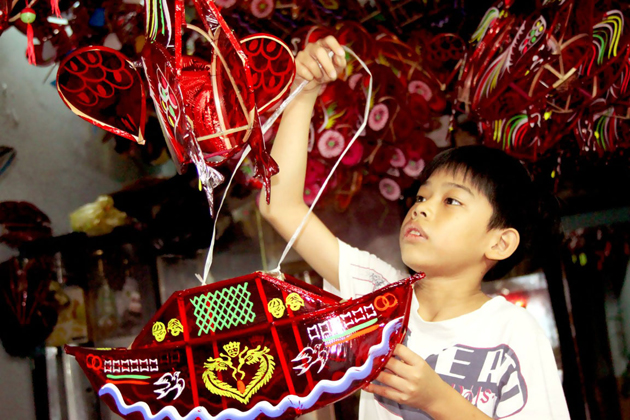 Trẻ em l&agrave;ng Ph&uacute; B&igrave;nh cũng tham gia phụ gi&uacute;p cha mẹ l&agrave;m đ&egrave;n lồng trong dịp tết Trung thu