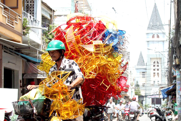 L&agrave;ng nghề đ&egrave;n lồng Ph&uacute; B&igrave;nh đang nhộn nhịp những chuyến h&agrave;ng phục vụ dịp tết Trung thu.