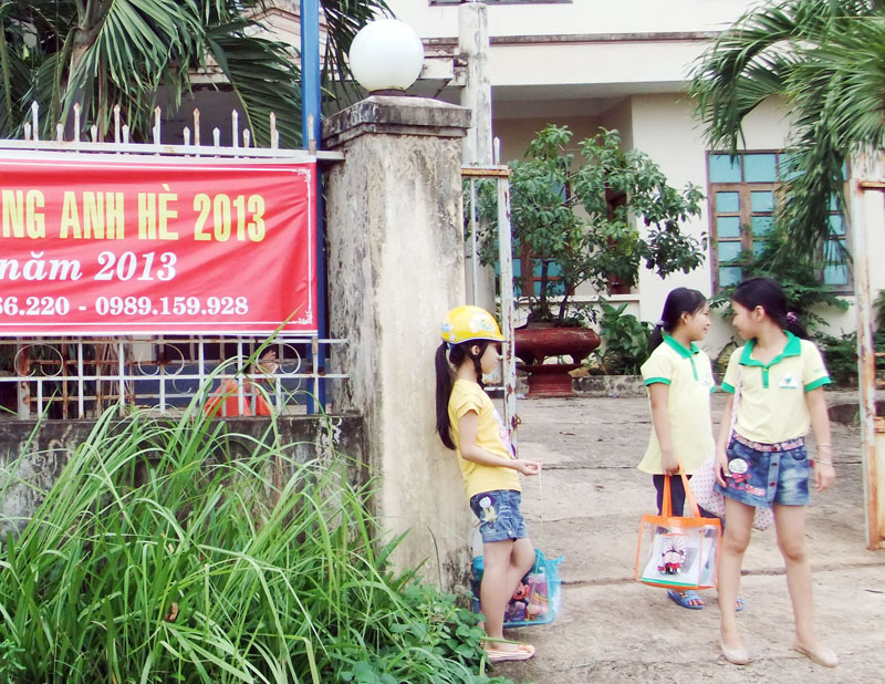 Học sinh lớp Anh ngữ hè 2013 chờ cha mẹ đón sau giờ tan học được tổ chức tại Trung tâm Khí tượng thủy văn tỉnh