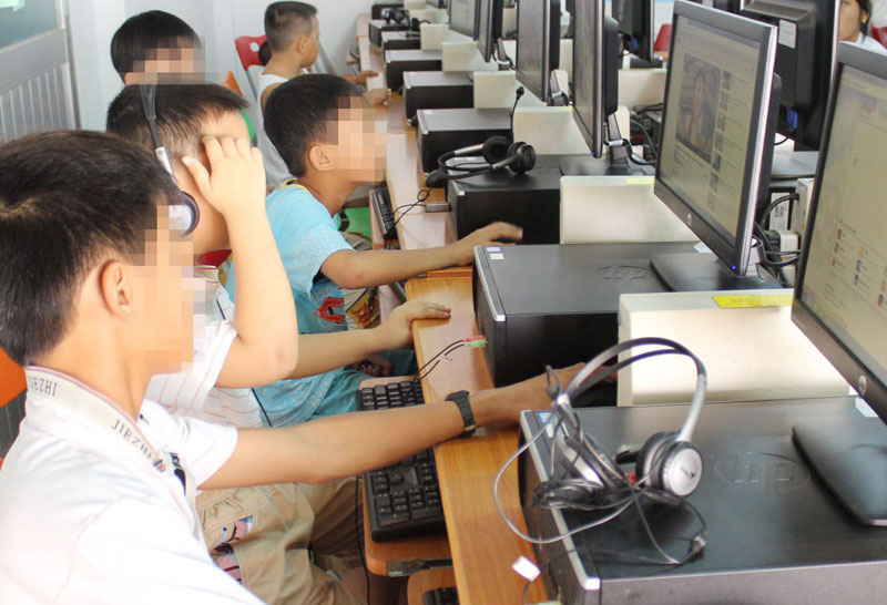 Rất nhiều học sinh đắm chìm trong các trò chơi điện tử ở phòng truy cập internet của Thư viện tỉnh