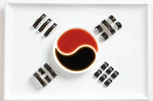 Cờ Hàn Quốc hiện ra rõ nét với món cơm cuộn kimbap và nước tương.