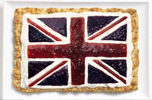 Quốc kỳ Anh với món bánh nướng, kem và các loại mứt, được sử dụng hàng ngày trong bữa ăn nhẹ.
