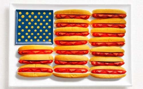 Bánh kẹp hotdog và mù tạt vàng là món ăn nhanh khoái khẩu của đa số người dân Mỹ.