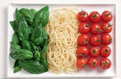 Lá húng, mì sợi và cà chua là những nguyên liệu chính trong món mỳ Ý nổi tiếng.