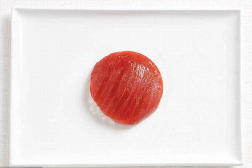 Nhật Bản nổi tiếng với món sushi cá hồi cuốn cơm trắng.