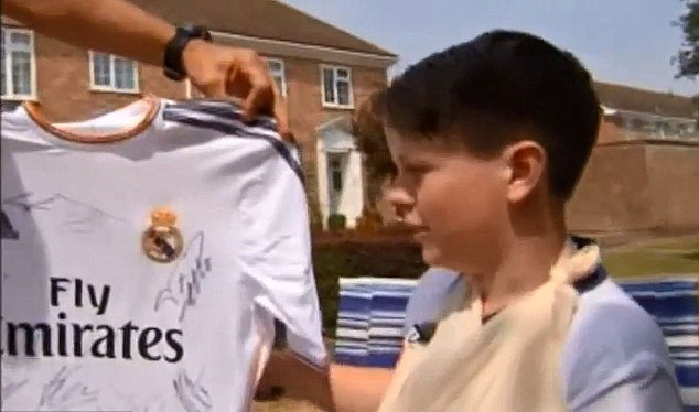 Sau đó, cậu bé được tặng một chiếc áo đấu có chữ ký của các ngôi sao Real