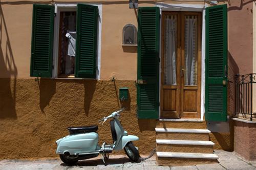 Bảng màu phố xá ở Sardinia rất hài hòa 