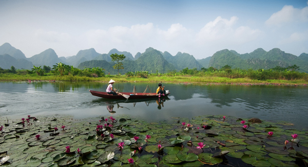 Tr&ecirc;n d&ograve;ng suối Yến