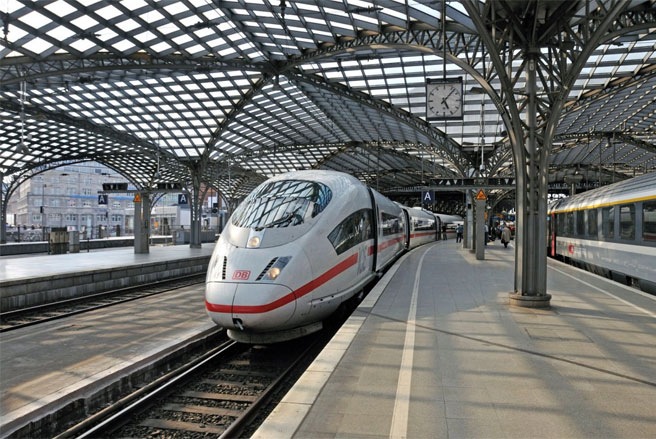 Tốc độ vận hành: 199 dặm/h (320,4 km/h) Tốc độ kỷ lục: 229 dặm/h (368,7 km/h) Năm bắt đầu vận hành: 2000  Đức là quốc gia sản xuất nhiều đoàn tàu chạy nhanh nhất thế giới, nhưng việc đưa vào sử dụng tàu cao tốc ở nước này đã bị trì hoãn mất một thập niên vì tranh cãi giữa các nhà bảo vệ môi trường và các nhóm khác. Tàu ICE3 của nước này hiện nối giữa Frankfurt và Cologne, giữa Munich và Nuremberg.