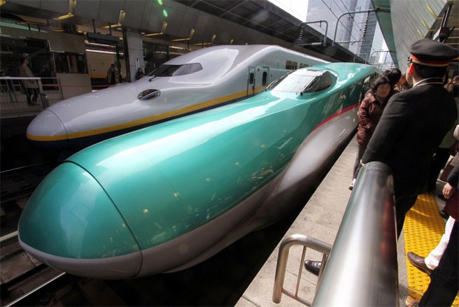 Tốc độ vận hành: 199 dặm/h (khoảng 320,4 km/h) Tốc độ kỷ lục: 223 dặm/h (hơn 359 km/h) Năm bắt đầu vận hành: 2011  Những đoàn tàu viên đạn (bullet) của Nhật Bản có nhiều hình dạng khác nhau, nhưng không đoàn tàu nào có được vận tốc cao như tàu Shinkansen E5 mới. Đoàn tàu này phục vụ trên tuyến đường dài gần 675 km nối giữa Tokyo và Aomori.