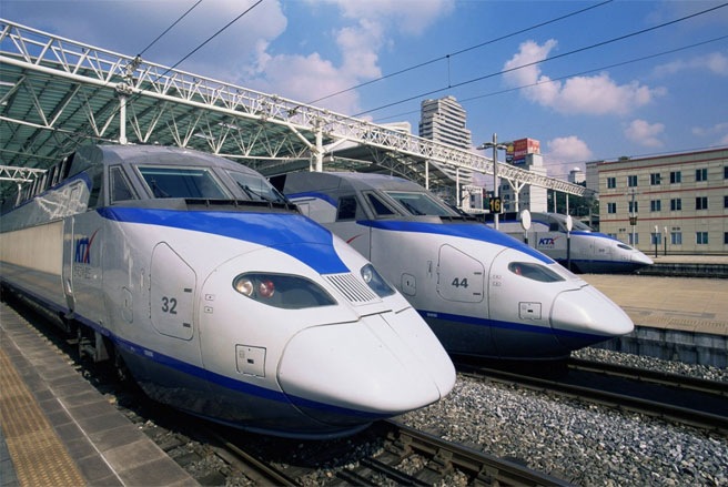 Tốc độ vận hành: 190 dặm/h (khoảng 305,9 km/h) Tốc độ kỷ lục: 217 dặm/h (khoảng 349,4 km/h) Năm bắt đầu vận hành: 2010  Các đoàn tàu Sancheon (KTX2) nối giữa thủ đô Seoul và các thành phố cảng miền Bắc Hàn Quốc là Busan và Mokpo bằng chưa đầy 3 giờ đồng hồ di chuyển. Các đoàn tàu này là sản phẩm của hãng Hyundai, và chỉ mất chưa đến 7 phút để tăng tốc từ 0 lên 190 dặm/h (gần 306 km/h).