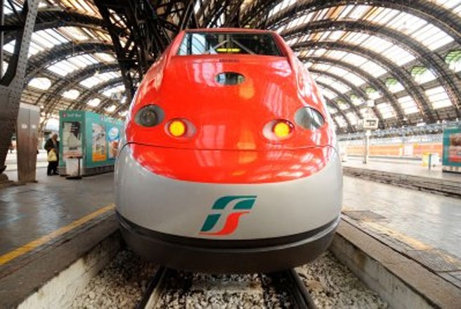 Tốc độ vận hành: 186 dặm/h (khoảng 299,5 km/h) Tốc độ kỷ lục: 211 dặm/h (khoảng 399,7 km/h) đối với Red Arrow, 224 dặm/h (360,6 km/h) đối với AGV Năm bắt đầu vận hành: 2008 (Red Arrow), 2012 (AGV)  Italy có hai đoàn tàu cao tốc là tàu công cộng Red Arrow và tàu tư nhân AGV hoạt động trên cùng các tuyến đường. Các đoàn tàu này hiện đã kết nối giữa các thành phố Turin, Milan, Florence, Rome, Naples, và Venice. Một tuyến mới giữa Venice và Milan đang được xây dựng.
