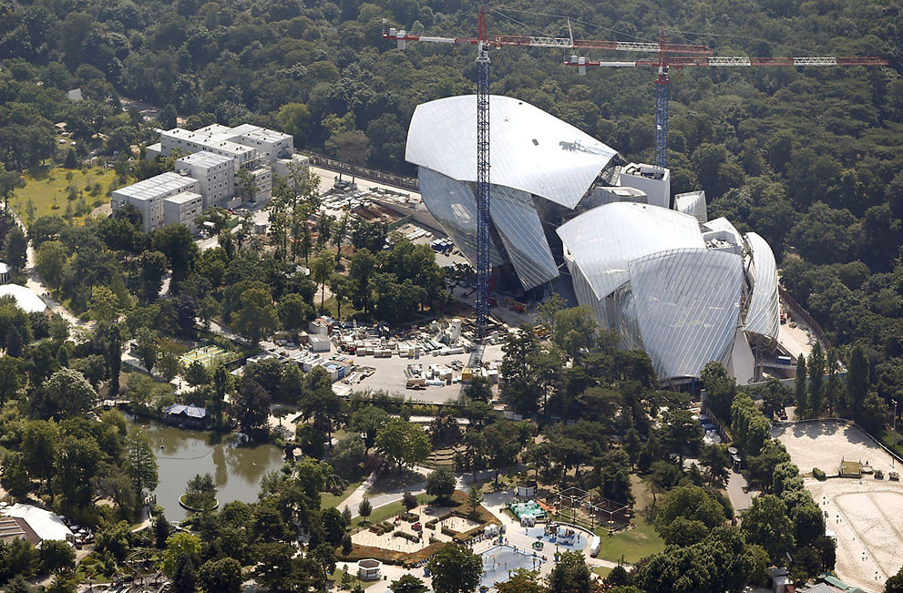 C&ocirc;ng tr&igrave;nh x&acirc;y dựng Bảo t&agrave;ng s&aacute;ng tạo nghệ thuật của Quỹ Louis Vuitton, thiết kế bởi kiến tr&uacute;c sư Frank Gehry, ở Bois de Boulogne, ph&iacute;a T&acirc;y Paris, 14/07/2013.