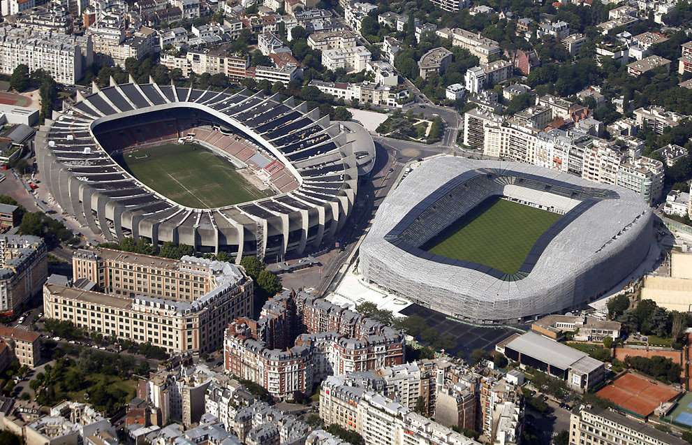 S&acirc;n vận động C&ocirc;ng vi&ecirc;n c&aacute;c ho&agrave;ng tử (Parc des Princes), b&ecirc;n tr&aacute;i, v&agrave; s&acirc;n vận động mới x&acirc;y Jean Bouin thiết kế bởi kiến tr&uacute;c sư Rudy Ricciotti, 14/07/2013. C&ocirc;ng vi&ecirc;n c&aacute;c ho&agrave;ng tử l&agrave; s&acirc;n nh&agrave; của c&acirc;u lạc bộ b&oacute;ng đ&aacute; Paris St Germain.