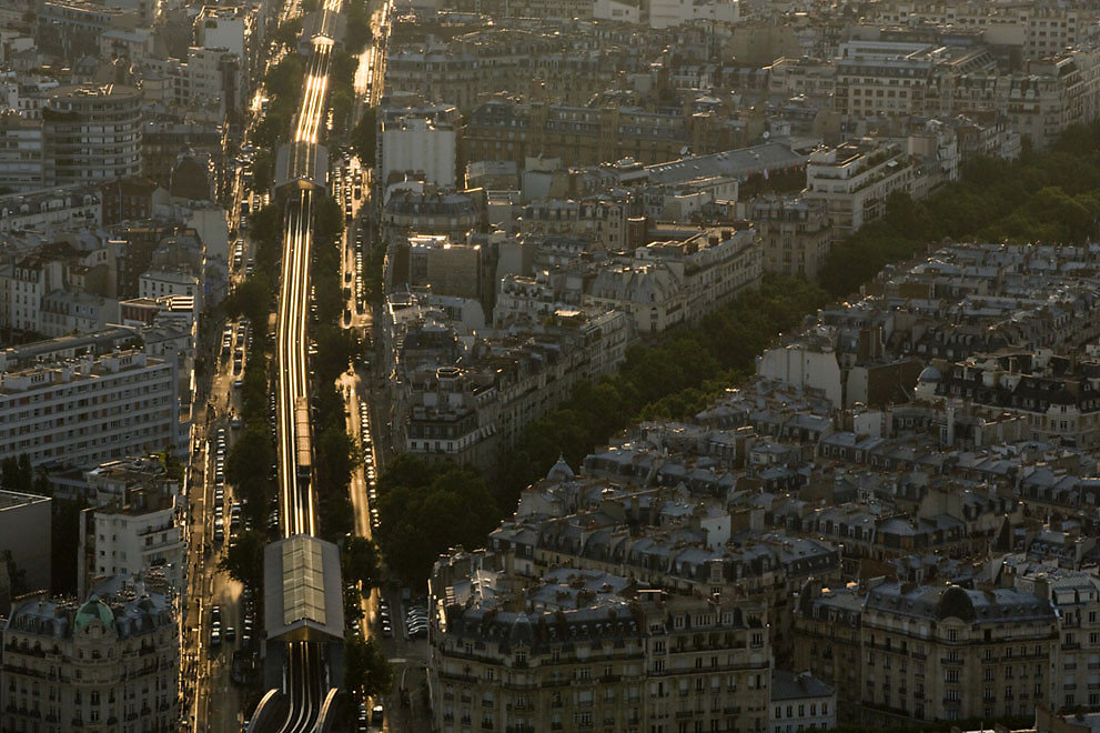Đường t&agrave;u điện tr&ecirc;n kh&ocirc;ng v&agrave; c&aacute;c to&agrave; nh&agrave; ở Paris, 14/07/2013.