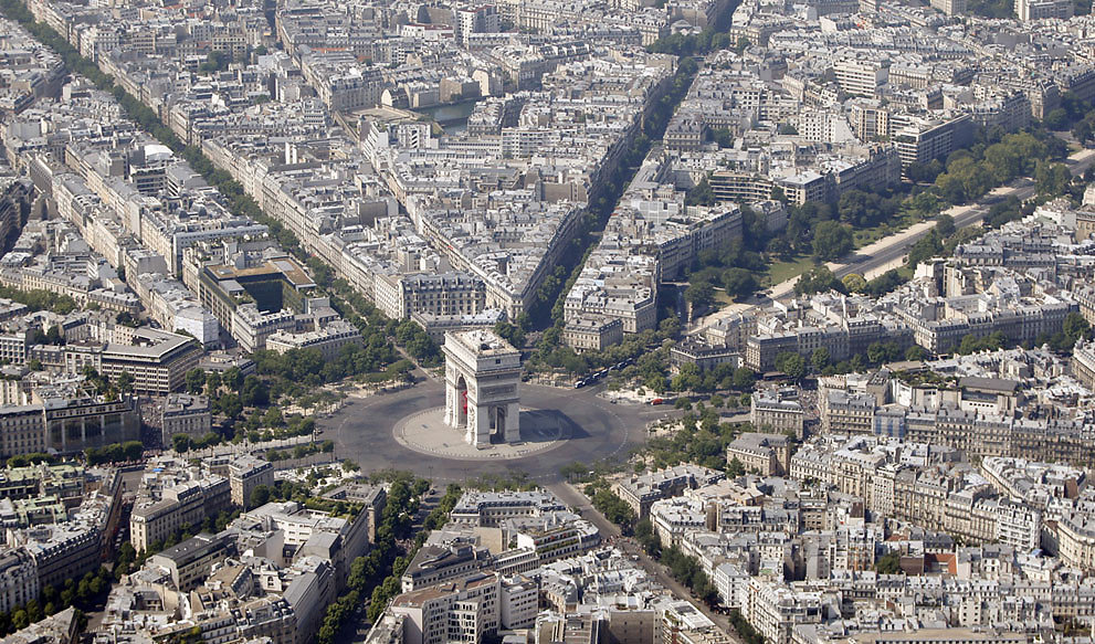 Arc de Triomphe (Khải Ho&agrave;n M&ocirc;n) ở ch&iacute;nh giữa quảng trường Place Charles de Gaulle, hay c&ograve;n biết đến với c&aacute;i t&ecirc;n "Place de l'Etoile", 14/07/2013.