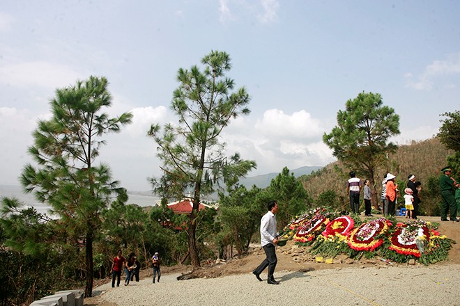 Những vòng hoa được đặt xung quanh phần mộ Đại tướng tại núi Thọ