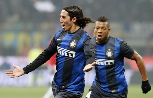 Schelotto giúp Inter Milan giành 1 điểm trong trận derby