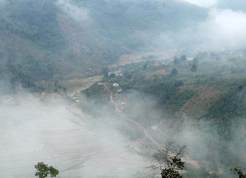 Những bản làng của người dân nhìn từ đỉnh Trường Sơn.