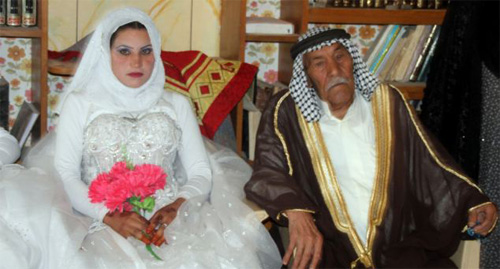 Chú rể 92 tuổi Musali Mohammed al-Mujamaie (phải) và người vợ trẻ hơn mình 70 tuổi - d