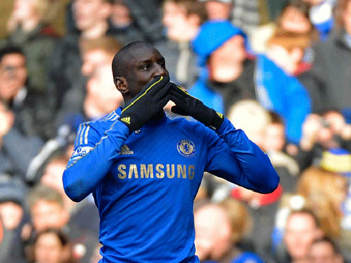 Demba Ba giúp Chelsea tạm trở lại tốp 3