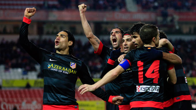 Falcao (trái) và các đồng đội ăn mừng bàn thắng vào lưới Sevilla
