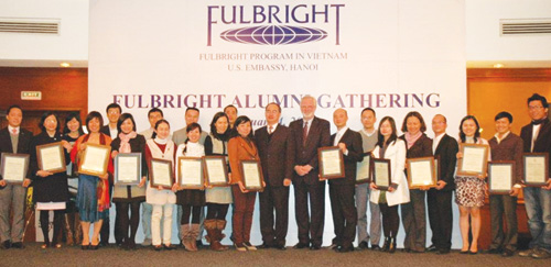 Các sinh viên của chương trình Fulbright chụp ảnh với Phó thủ tướng Nguyễn Thiện Nhân và đại sứ Mỹ tại Việt Nam