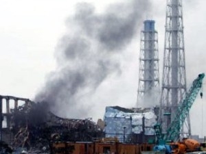 Hơi bốc lên từ nhà máy điện hạt nhân Fukushima 1