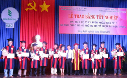 92 tân kỹ sư nhận bằng tốt nghiệp