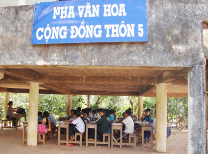 Lớp học dưới gầm nhà văn hóa thôn