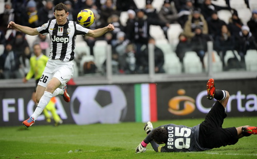 Lichtsteiner góp 1 bàn trong chiến thắng của Juventus