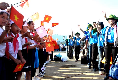 Thiếu nhi Quảng Ngãi đón các đoàn sinh viên xuất sắc, ưu tú đến từ các trường Đại học, Cao đẳng trong cả nước về với huyện đảo Lý Sơn trong sáng nay.