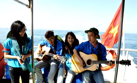Các bạn sinh viên chơi đàn ghita giao lưu ca hát về chủ đề "Tự hào biển đảo Việt Nam" trên tàu cao tốc ra đảo Lý Sơn.