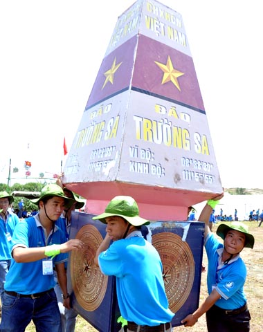 Nhiều bạn trẻ mang mô hình của biểu tượng Quấn đảo Trường Sa đến tham gia Hội trại ở đảo Lý Sơn.