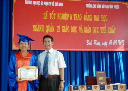 164 sinh viên nhận bằng tốt nghiệp đại học sư phạm