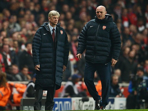 Gương mặt thất thần của HLV Arsene Wenger (trái) sau khi chứng kiến Arsenal thua đậm trên sân nhà